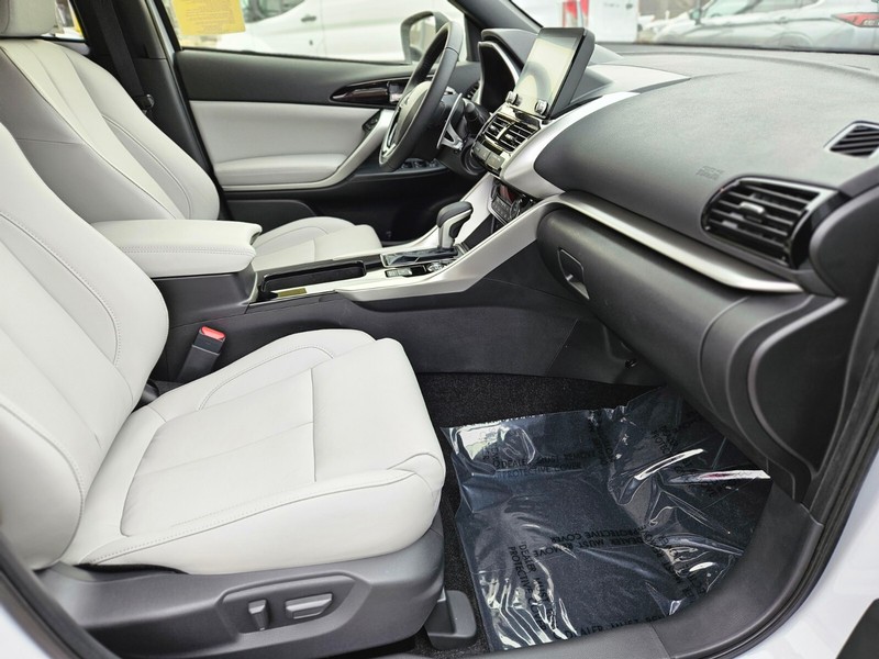 Mitsubishi Eclipse Cross Vehicle Full-screen Gallery Image 09