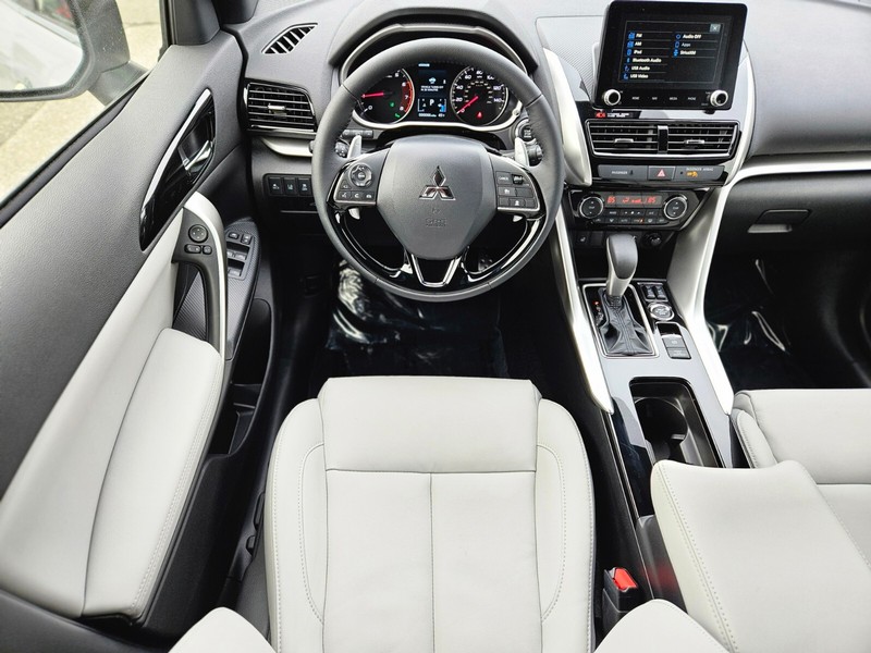 Mitsubishi Eclipse Cross Vehicle Full-screen Gallery Image 11