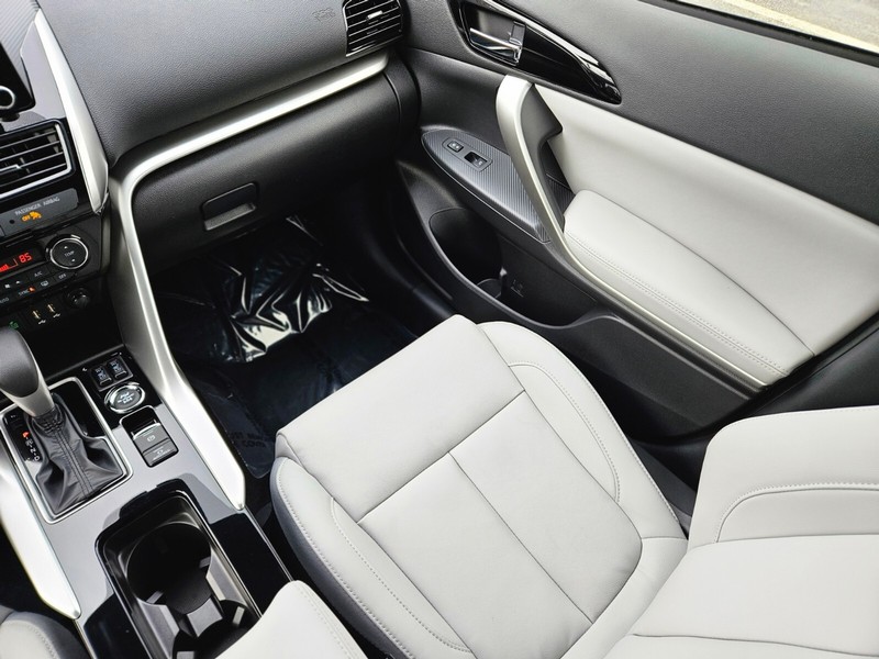 Mitsubishi Eclipse Cross Vehicle Full-screen Gallery Image 13