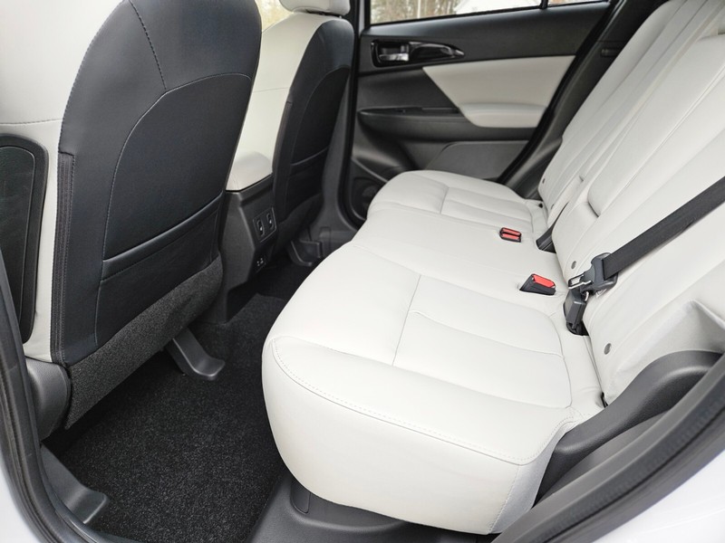 Mitsubishi Eclipse Cross Vehicle Full-screen Gallery Image 14