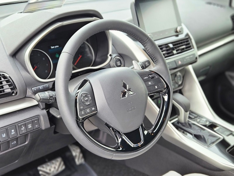 Mitsubishi Eclipse Cross Vehicle Full-screen Gallery Image 16