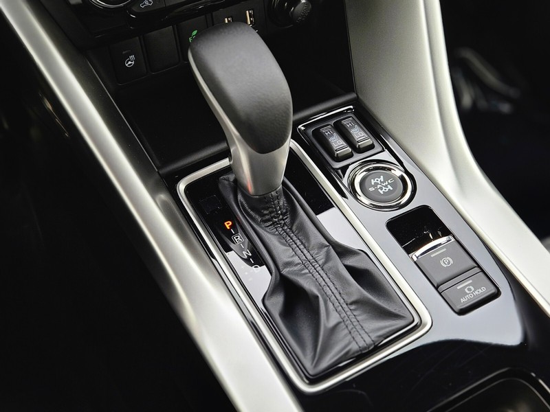 Mitsubishi Eclipse Cross Vehicle Full-screen Gallery Image 23