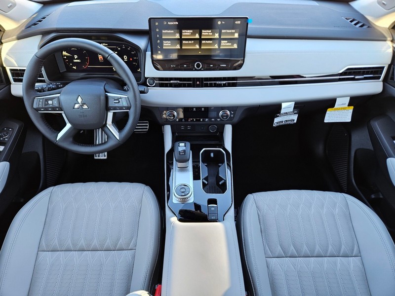 Mitsubishi Outlander Vehicle Full-screen Gallery Image 11