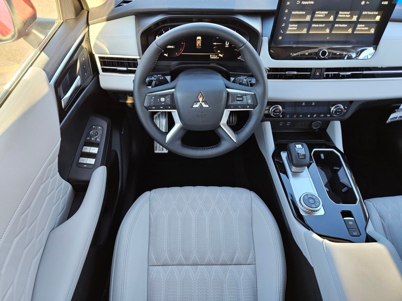 Mitsubishi Outlander Vehicle Full-screen Gallery Image 12