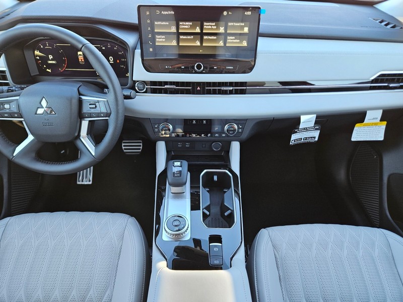 Mitsubishi Outlander Vehicle Full-screen Gallery Image 13