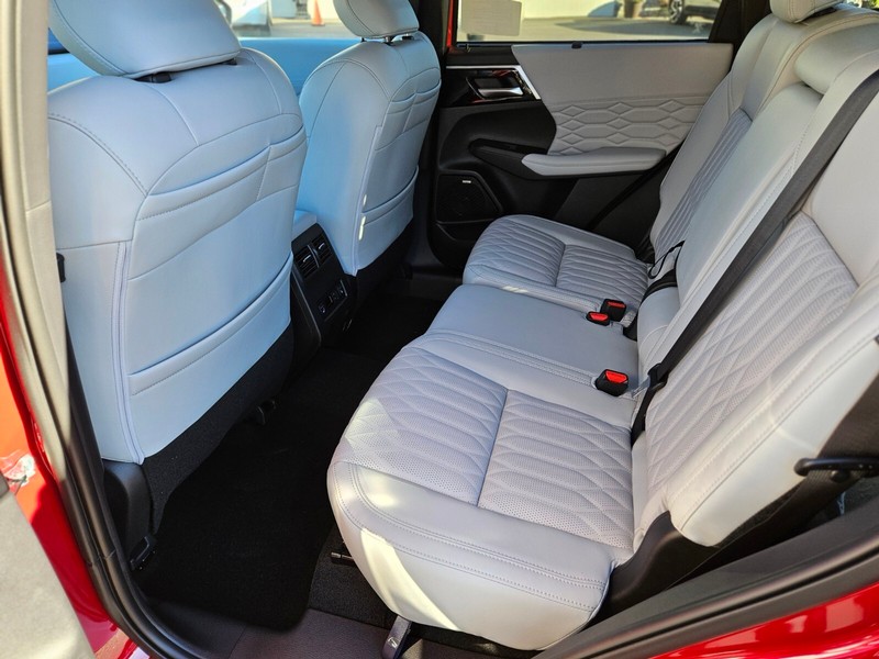 Mitsubishi Outlander Vehicle Full-screen Gallery Image 15