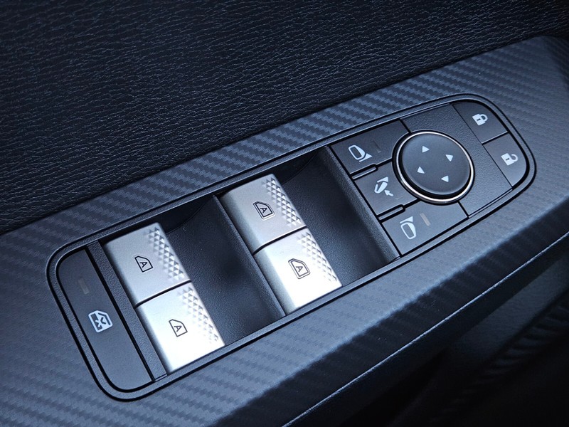 Mitsubishi Outlander Vehicle Full-screen Gallery Image 16