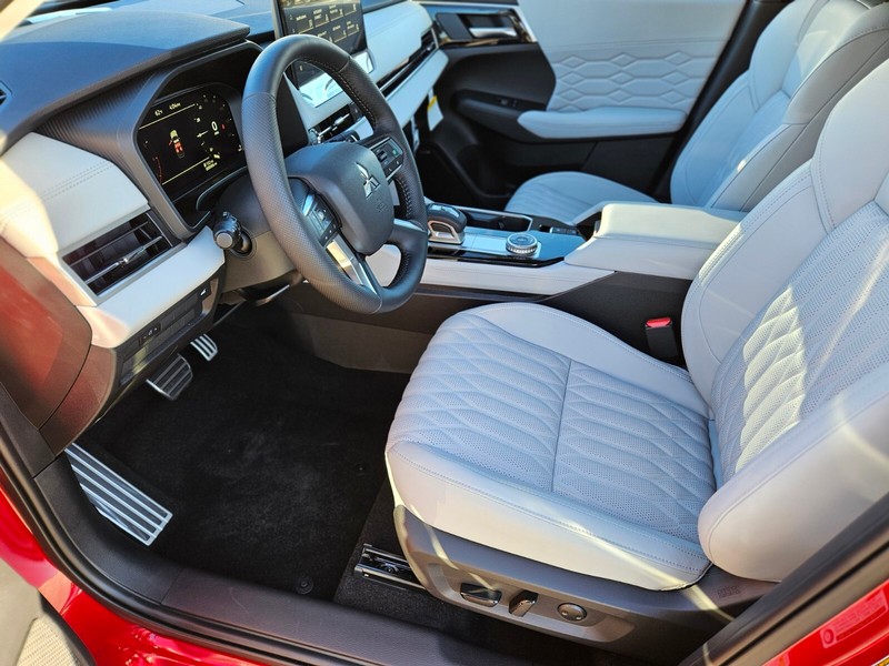 Mitsubishi Outlander Vehicle Full-screen Gallery Image 17