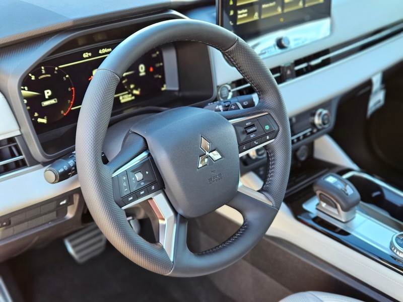 Mitsubishi Outlander Vehicle Full-screen Gallery Image 18