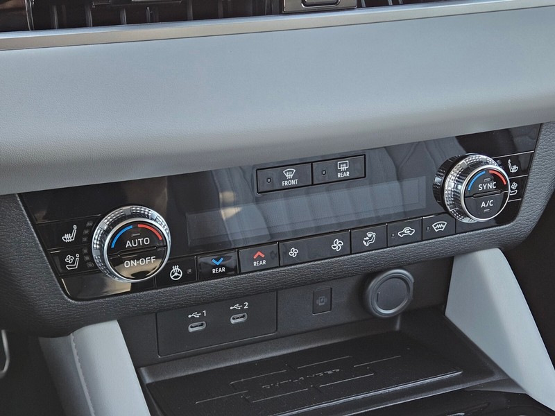 Mitsubishi Outlander Vehicle Full-screen Gallery Image 21