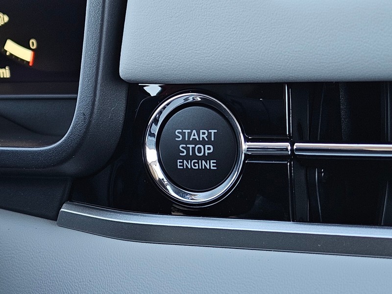 Mitsubishi Outlander Vehicle Full-screen Gallery Image 22