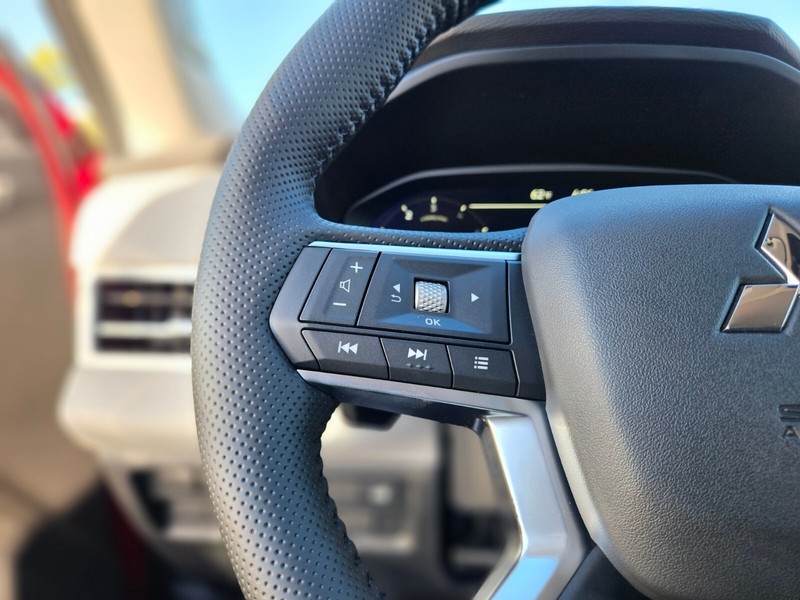 Mitsubishi Outlander Vehicle Full-screen Gallery Image 25