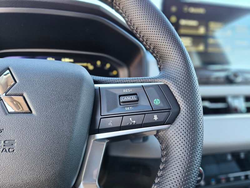 Mitsubishi Outlander Vehicle Full-screen Gallery Image 26