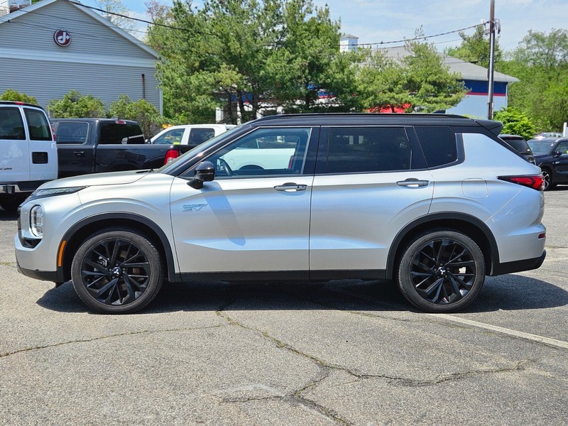 Mitsubishi Outlander Plug-In Hybrid Vehicle Full-screen Gallery Image 02