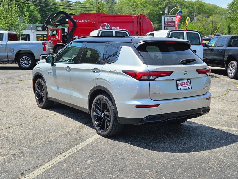 Mitsubishi Outlander Plug-In Hybrid Vehicle Full-screen Gallery Image 03