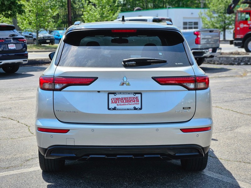 Mitsubishi Outlander Plug-In Hybrid Vehicle Full-screen Gallery Image 04