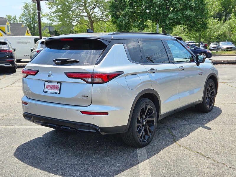 Mitsubishi Outlander Plug-In Hybrid Vehicle Full-screen Gallery Image 05