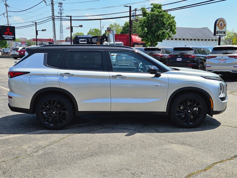 Mitsubishi Outlander Plug-In Hybrid Vehicle Full-screen Gallery Image 06