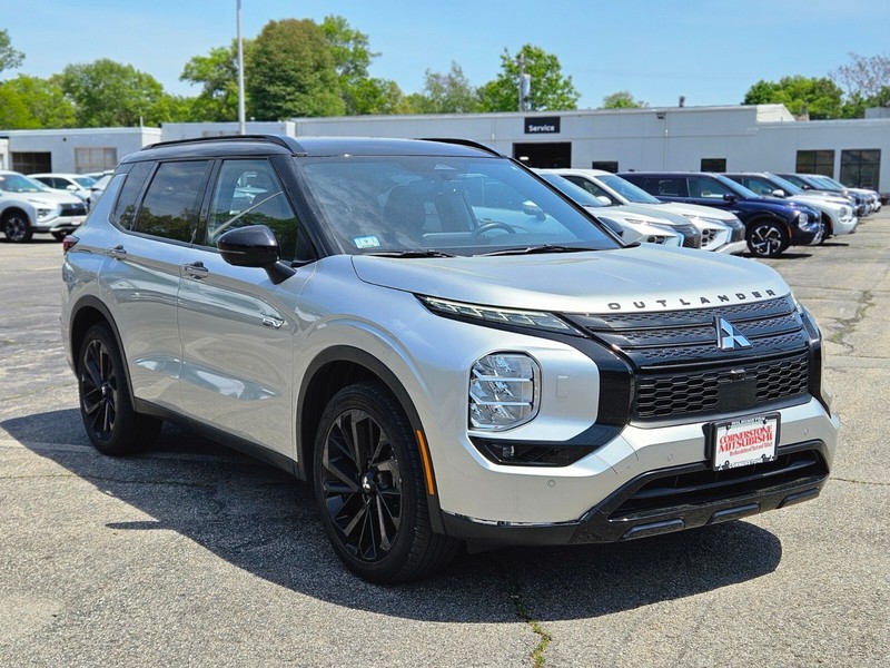 Mitsubishi Outlander Plug-In Hybrid Vehicle Full-screen Gallery Image 07