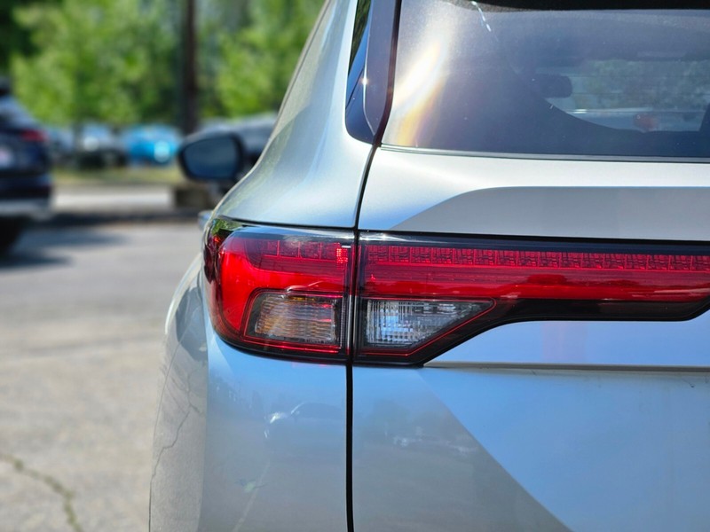 Mitsubishi Outlander Plug-In Hybrid Vehicle Full-screen Gallery Image 09