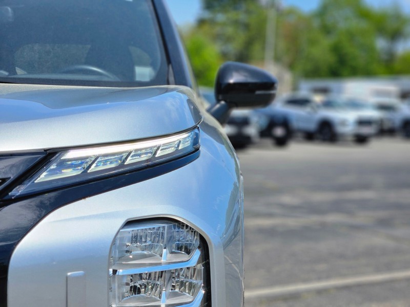 Mitsubishi Outlander Plug-In Hybrid Vehicle Full-screen Gallery Image 10