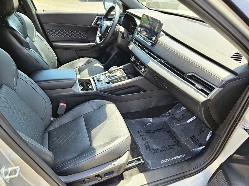 Mitsubishi Outlander Plug-In Hybrid Vehicle Full-screen Gallery Image 11
