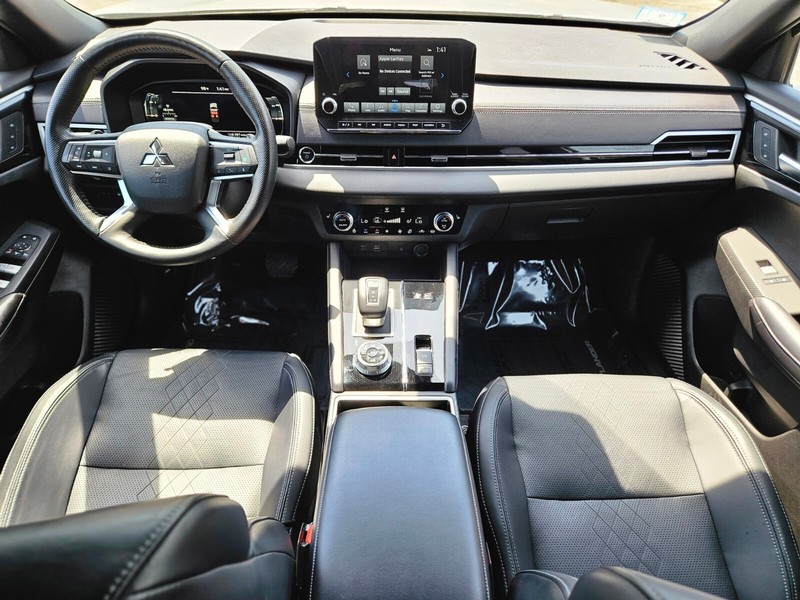 Mitsubishi Outlander Plug-In Hybrid Vehicle Full-screen Gallery Image 12