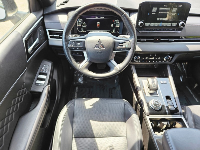 Mitsubishi Outlander Plug-In Hybrid Vehicle Full-screen Gallery Image 13