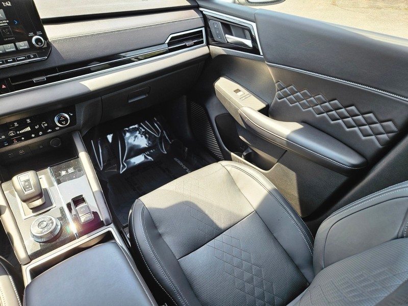 Mitsubishi Outlander Plug-In Hybrid Vehicle Full-screen Gallery Image 14