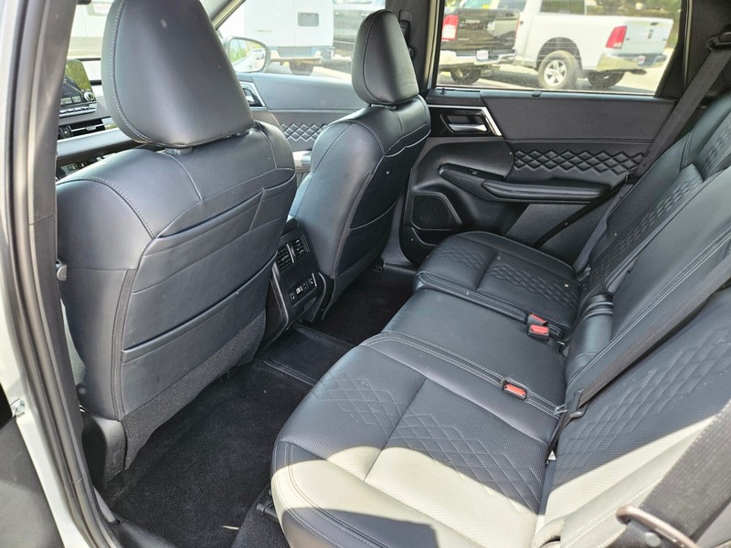 Mitsubishi Outlander Plug-In Hybrid Vehicle Full-screen Gallery Image 15