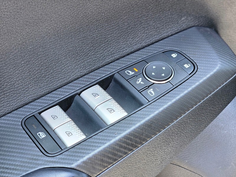 Mitsubishi Outlander Plug-In Hybrid Vehicle Full-screen Gallery Image 16