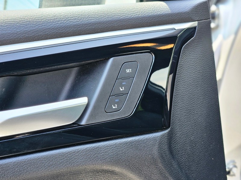 Mitsubishi Outlander Plug-In Hybrid Vehicle Full-screen Gallery Image 17