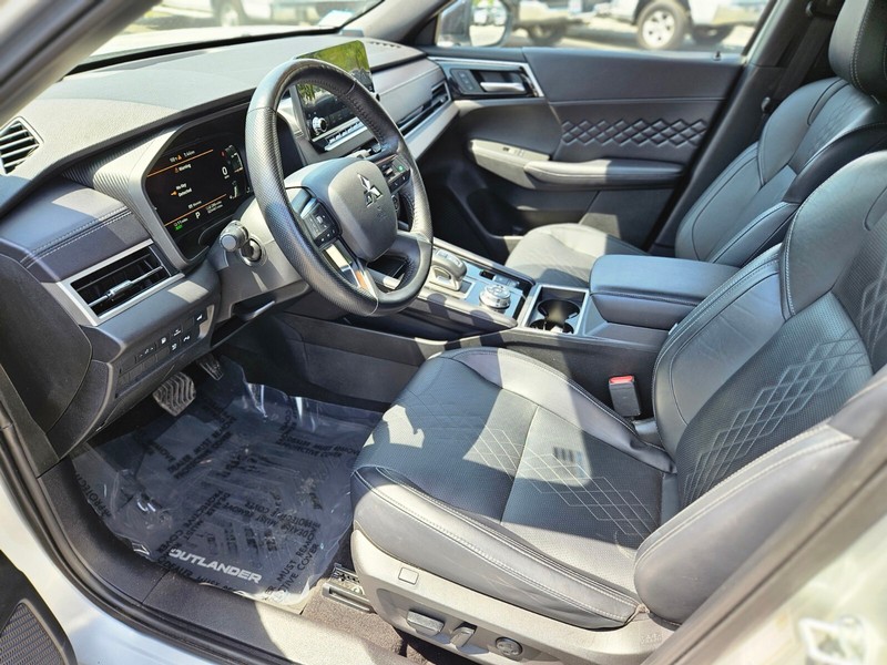 Mitsubishi Outlander Plug-In Hybrid Vehicle Full-screen Gallery Image 18