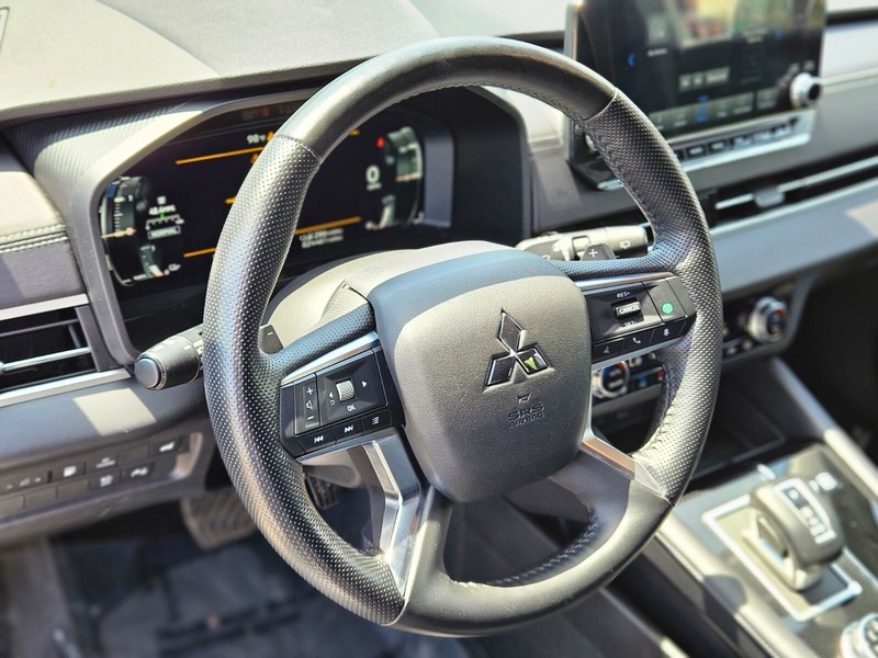 Mitsubishi Outlander Plug-In Hybrid Vehicle Full-screen Gallery Image 19