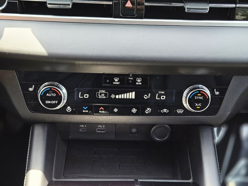 Mitsubishi Outlander Plug-In Hybrid Vehicle Full-screen Gallery Image 23