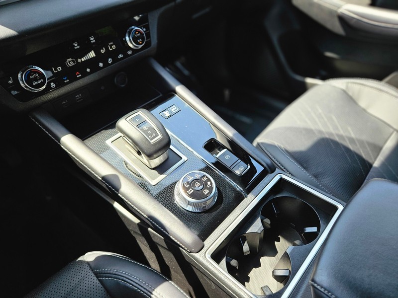 Mitsubishi Outlander Plug-In Hybrid Vehicle Full-screen Gallery Image 24