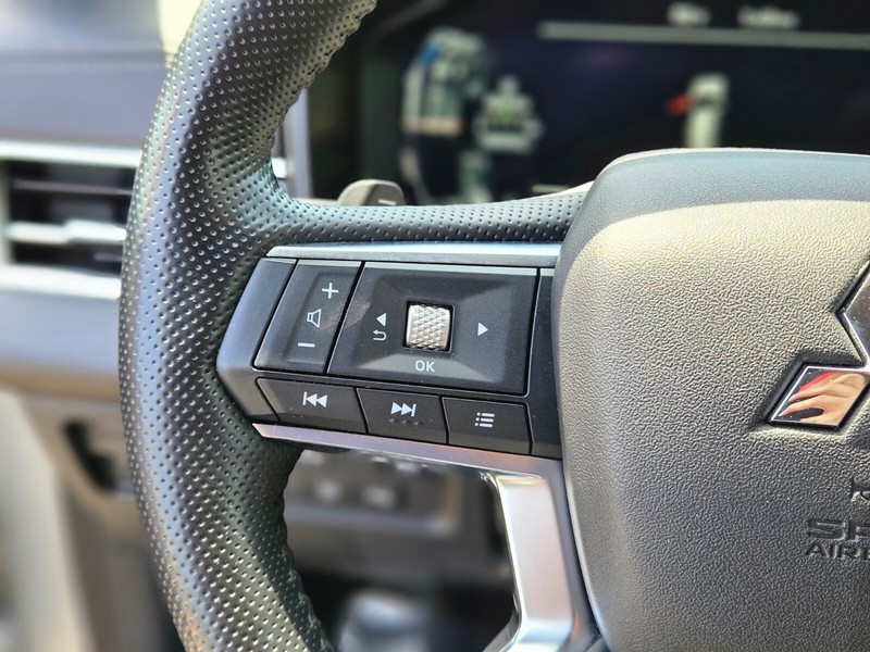 Mitsubishi Outlander Plug-In Hybrid Vehicle Full-screen Gallery Image 26