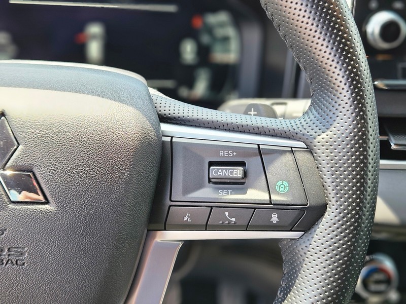 Mitsubishi Outlander Plug-In Hybrid Vehicle Full-screen Gallery Image 27