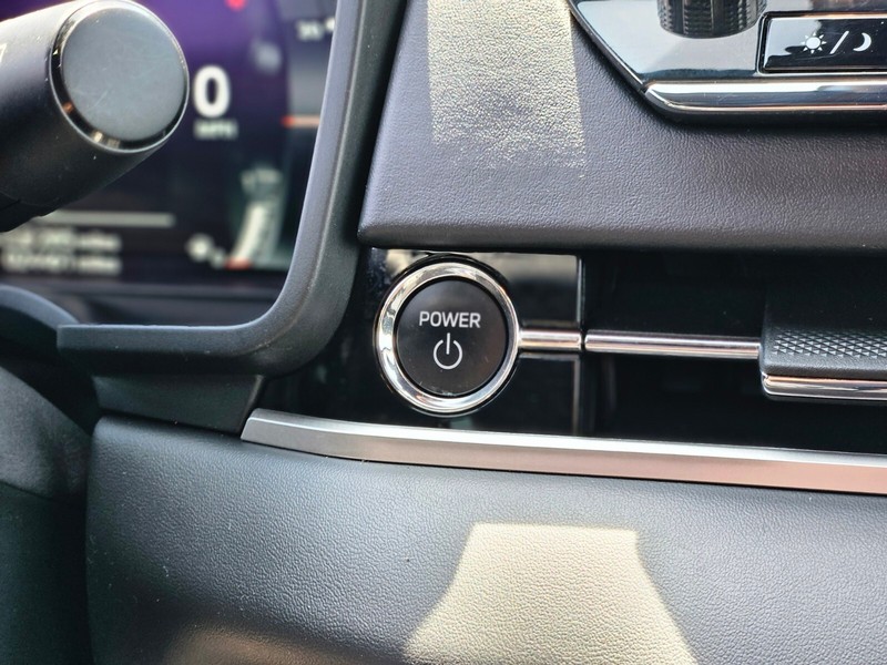Mitsubishi Outlander Plug-In Hybrid Vehicle Full-screen Gallery Image 28