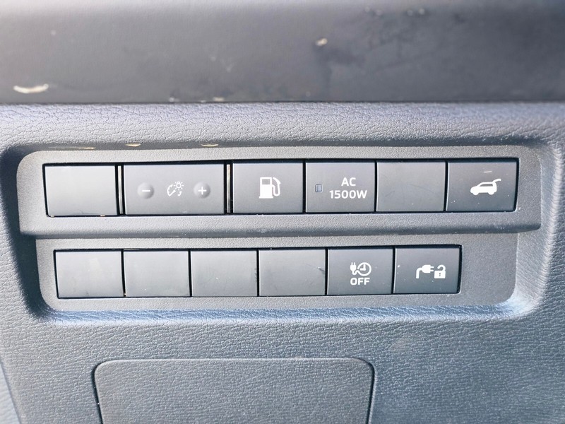 Mitsubishi Outlander Plug-In Hybrid Vehicle Full-screen Gallery Image 29