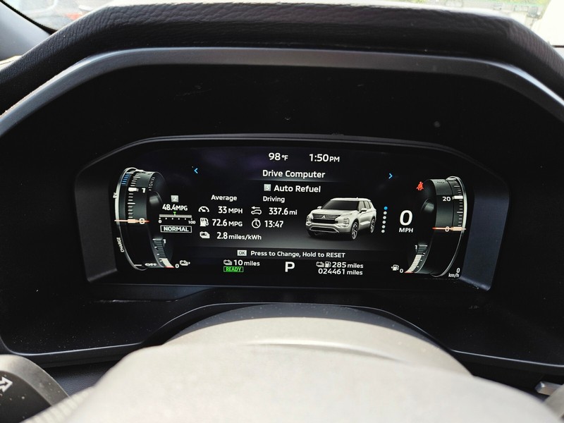 Mitsubishi Outlander Plug-In Hybrid Vehicle Full-screen Gallery Image 30