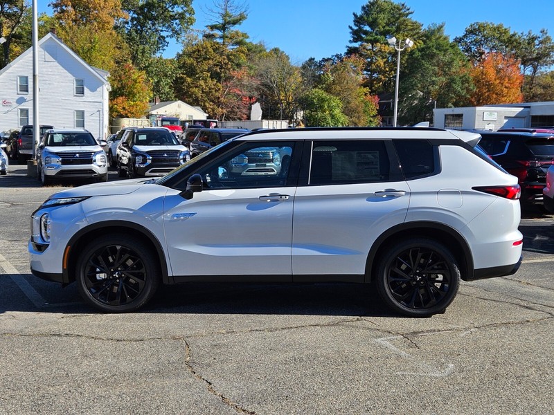 Mitsubishi Outlander Plug-In Hybrid Vehicle Full-screen Gallery Image 02