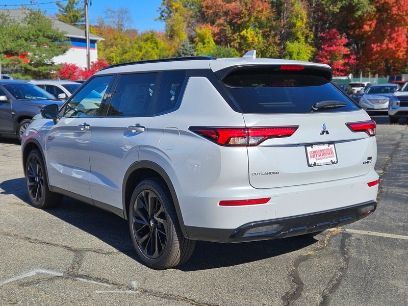 Mitsubishi Outlander Plug-In Hybrid Vehicle Full-screen Gallery Image 03