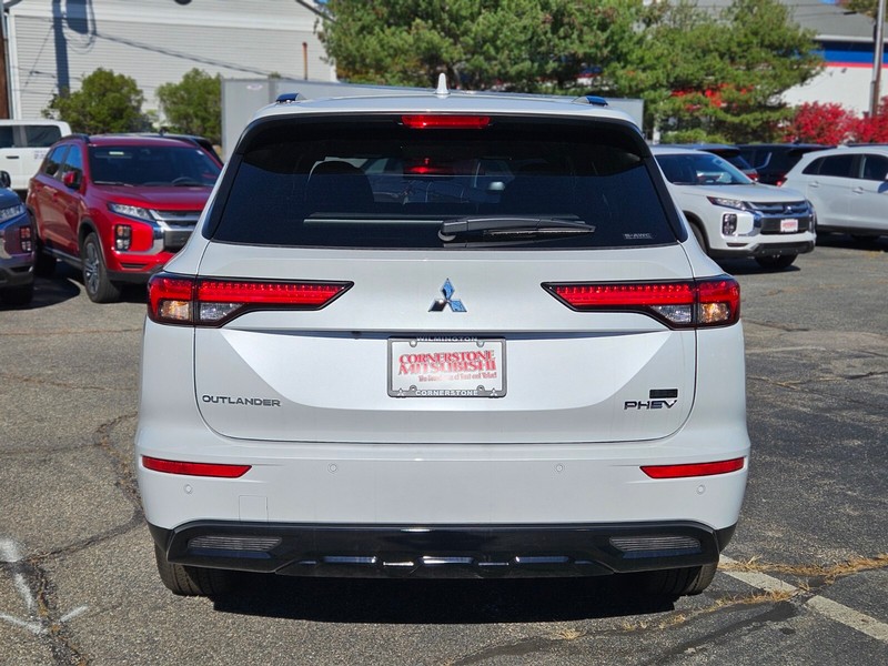 Mitsubishi Outlander Plug-In Hybrid Vehicle Full-screen Gallery Image 04