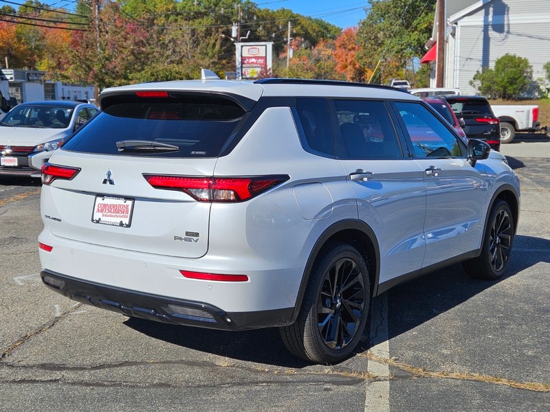 Mitsubishi Outlander Plug-In Hybrid Vehicle Full-screen Gallery Image 05