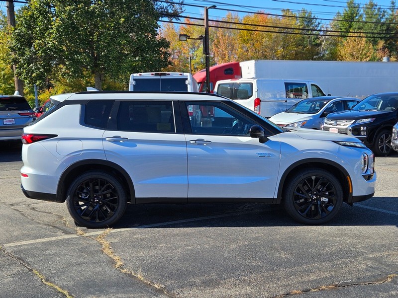 Mitsubishi Outlander Plug-In Hybrid Vehicle Full-screen Gallery Image 06