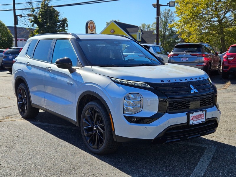 Mitsubishi Outlander Plug-In Hybrid Vehicle Full-screen Gallery Image 07