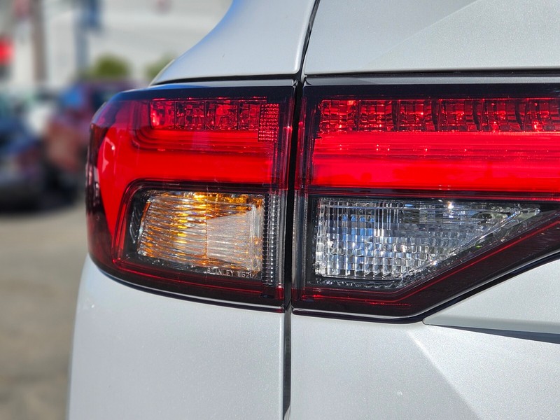 Mitsubishi Outlander Plug-In Hybrid Vehicle Full-screen Gallery Image 09