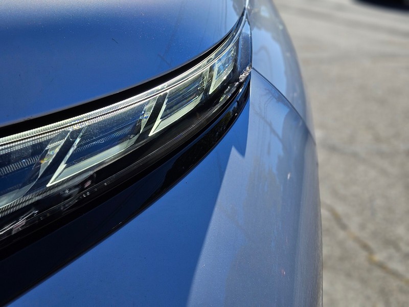 Mitsubishi Outlander Plug-In Hybrid Vehicle Full-screen Gallery Image 10