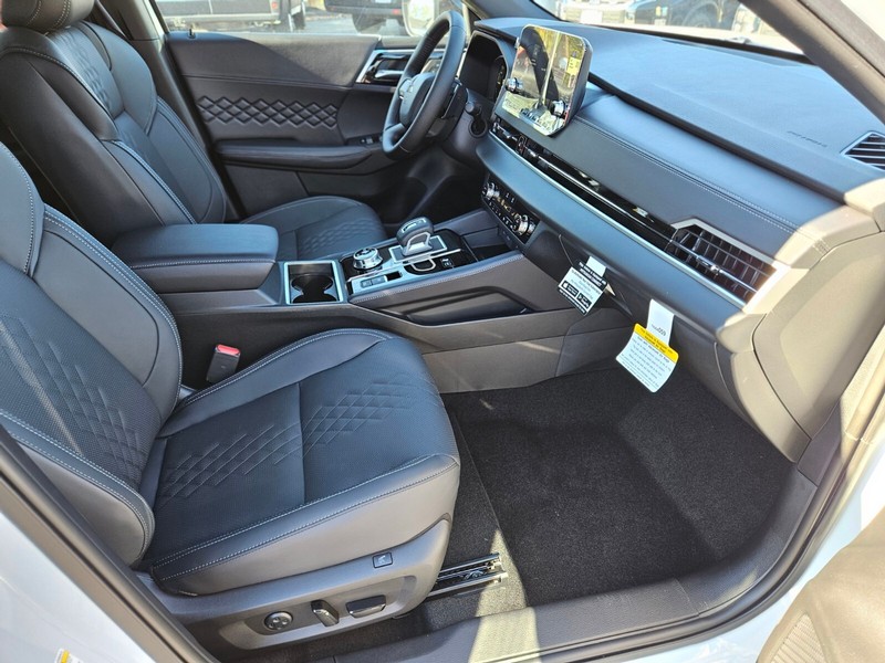 Mitsubishi Outlander Plug-In Hybrid Vehicle Full-screen Gallery Image 11